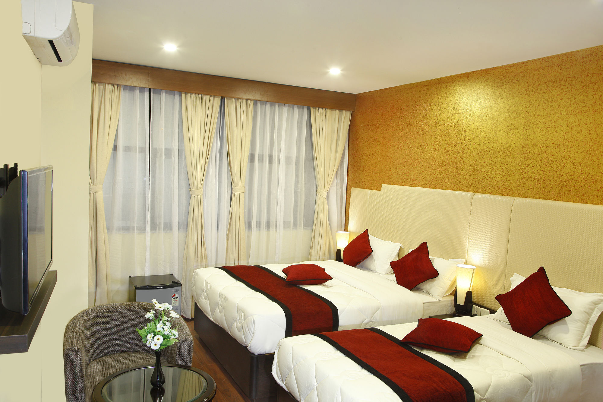 Hotel Meridian Suite Катманду Экстерьер фото